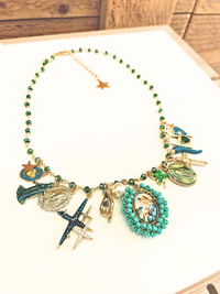 « Collier Principessa Verde doré 18K avec perles vert émeraude et charms protecteurs 