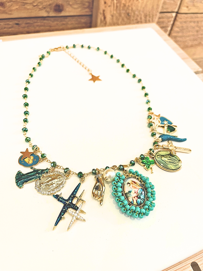 « Collier Principessa Verde doré 18K avec perles vert émeraude et charms protecteurs 