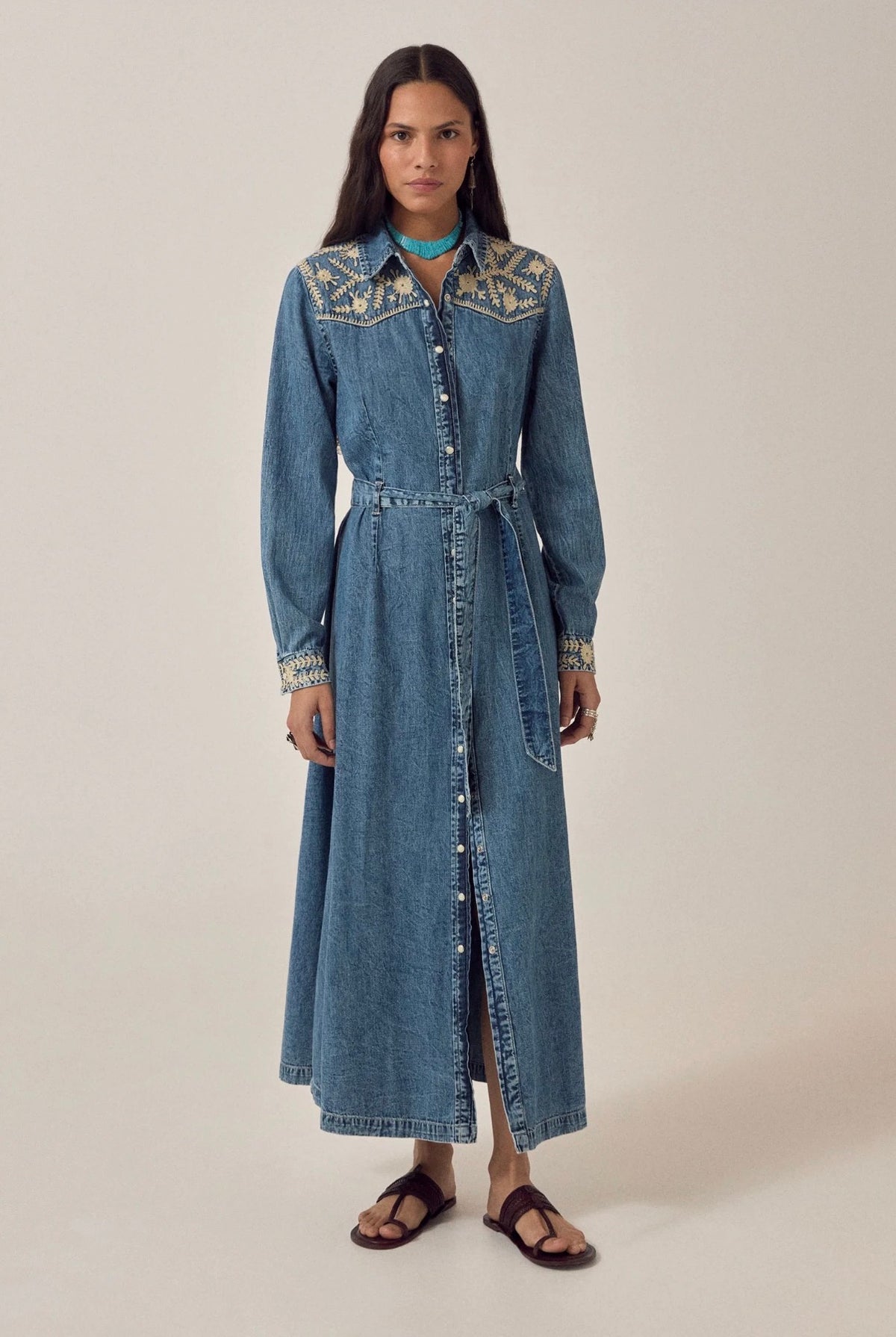 Robe longue Amélia en denim brodé