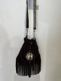 Sac seau bohème à franges Arizona Spirit – Suédine Chocolat avec bandoulière amovible