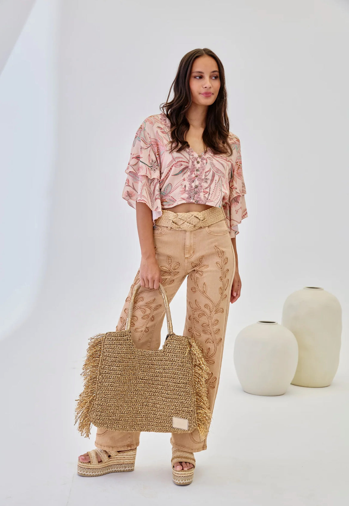 	Top Maya porté avec jean beige brodé
	