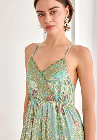 .	Détail décolleté croisé robe verte