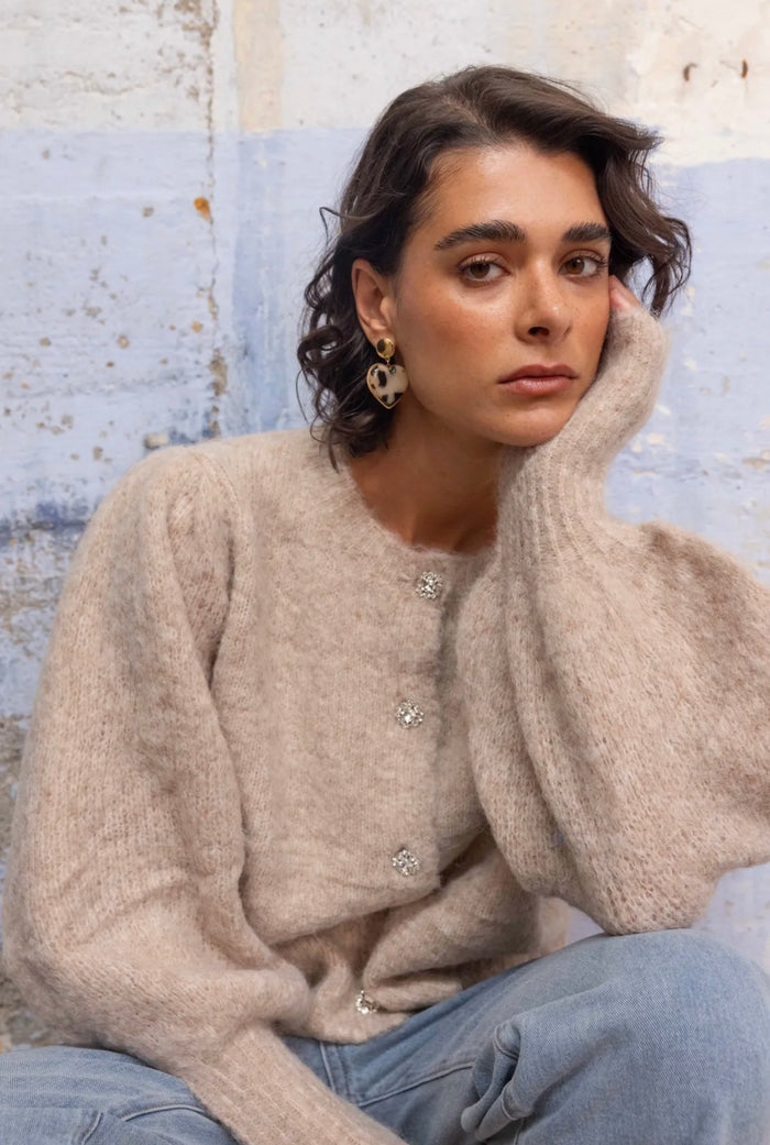 Gilet Léa – Maille duveteuse beige & boutons bijoux