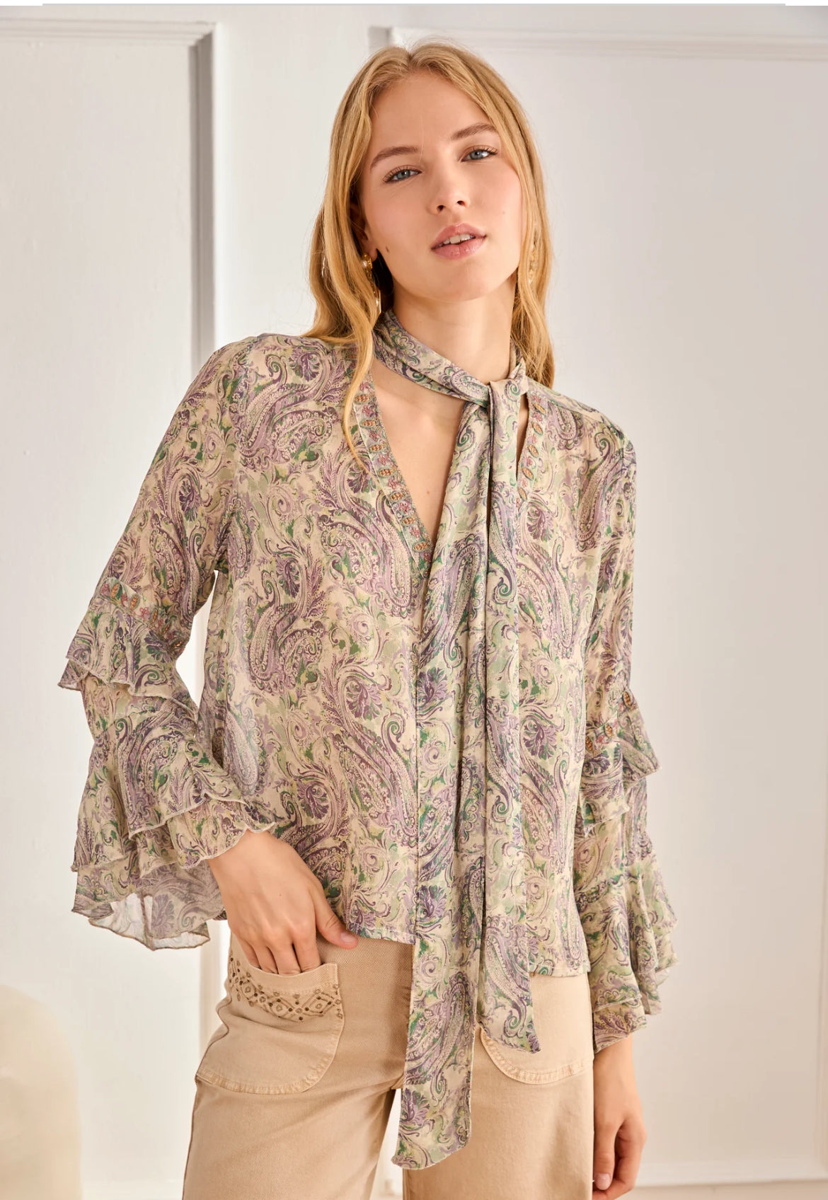 blouse shabnam bohème cachemire face
blouse shabnam détail manches volants
blouse shabnam dos
blouse shabnam détail imprimé cachemire
blouse shabnam bohème chic nkn
