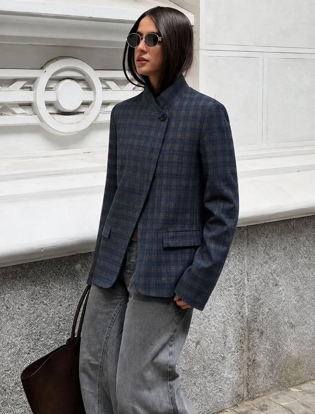 Veste Alma blazer à carreaux bleu marine femme portée
