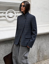 Veste Alma blazer à carreaux bleu marine femme portée