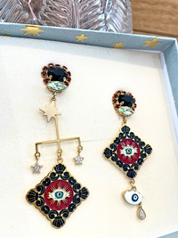 1) Boucles d’oreilles Amuleto Principessa Glam plaqué or 18K, pendentifs œil protecteur, émail noir et rouge, design dépareillé – 