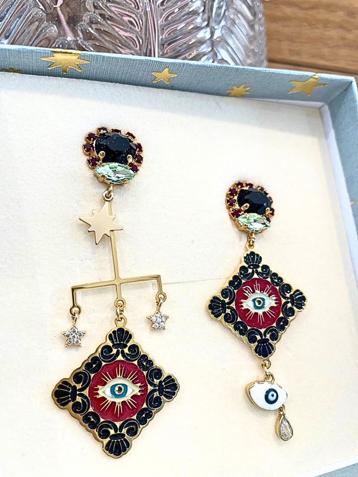 1) Boucles d’oreilles Amuleto Principessa Glam plaqué or 18K, pendentifs œil protecteur, émail noir et rouge, design dépareillé – 