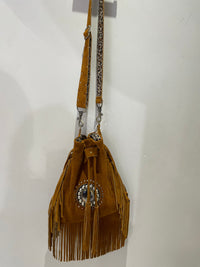 Sac seau bohème à franges Arizona Spirit – Suédine camel avec bandoulière amovible