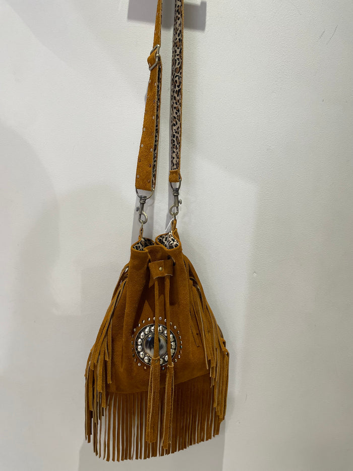 Sac seau bohème à franges Arizona Spirit – Suédine camel avec bandoulière amovible