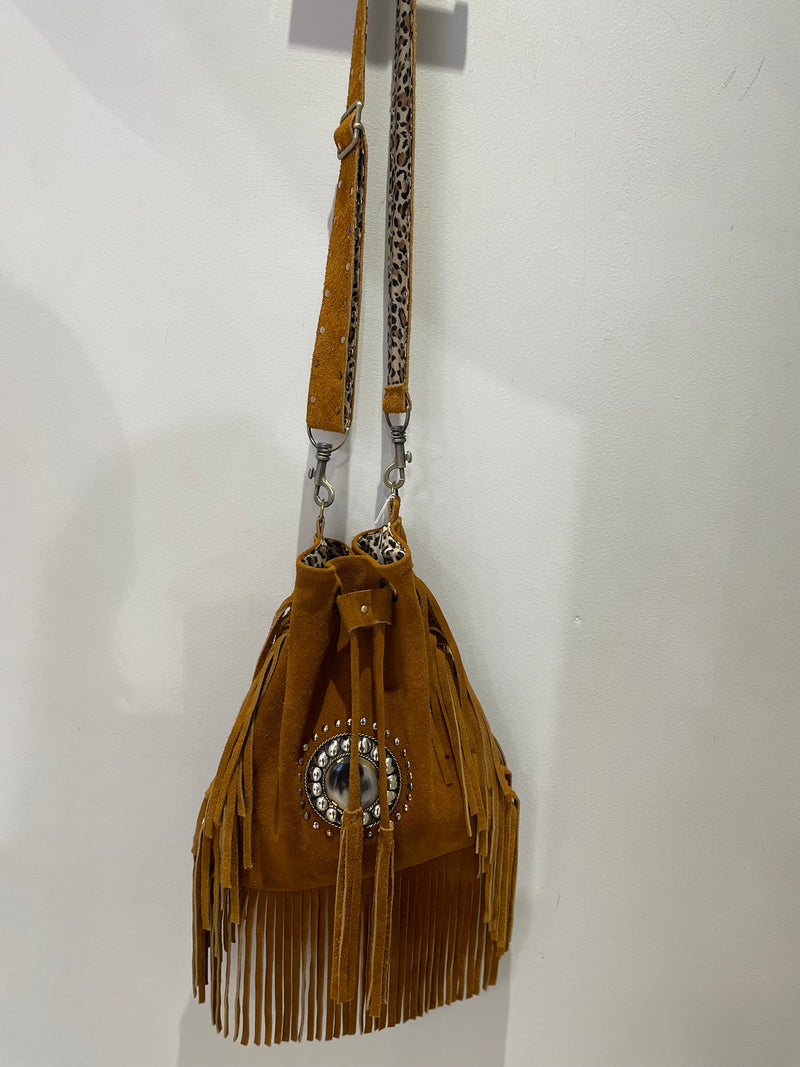 Sac seau bohème à franges Arizona Spirit – Suédine camel avec bandoulière amovible