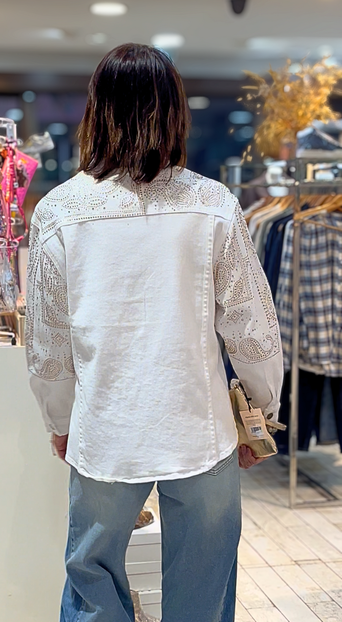 Chemise GYPSY SOUL – Détails cloutés dorés bohème chic