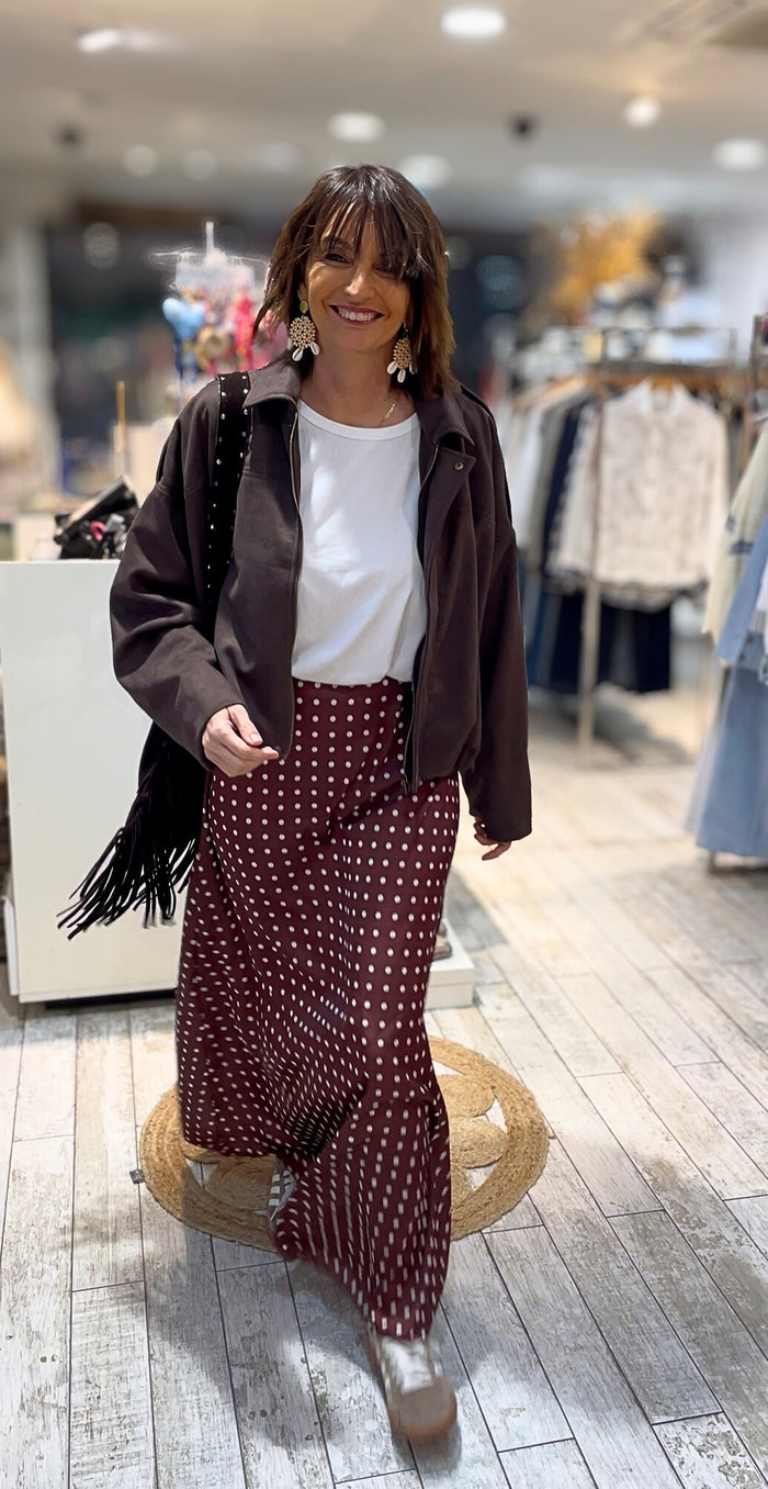 Jupe longue bohème fluide à pois chocolat Sienna – look casual chic
