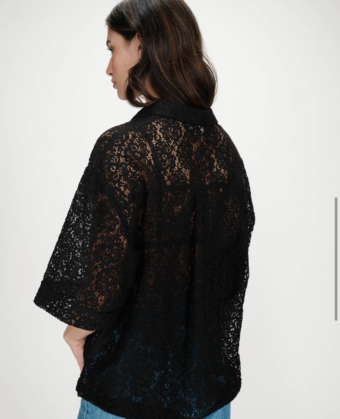 tenue femme chemise noire jean large