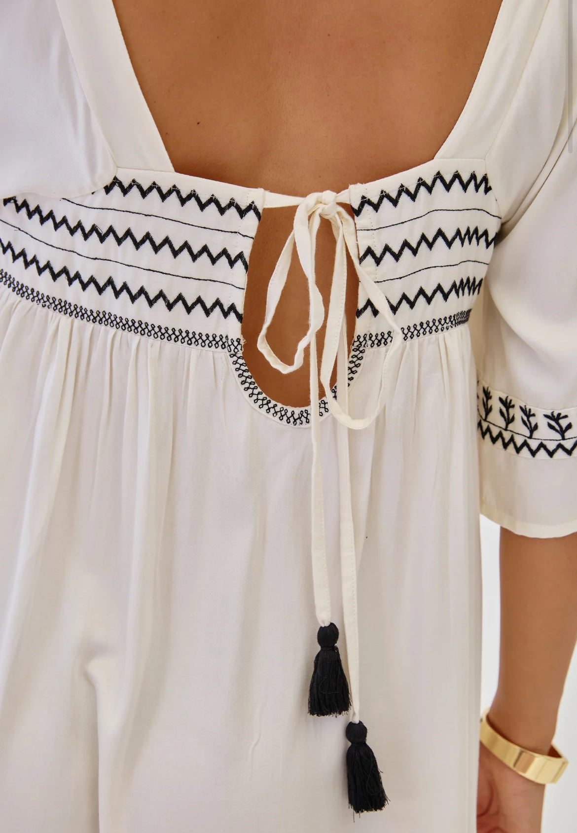 Dos ouvert robe bohème avec pompons