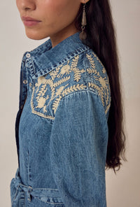 Robe longue Amélia en denim brodé