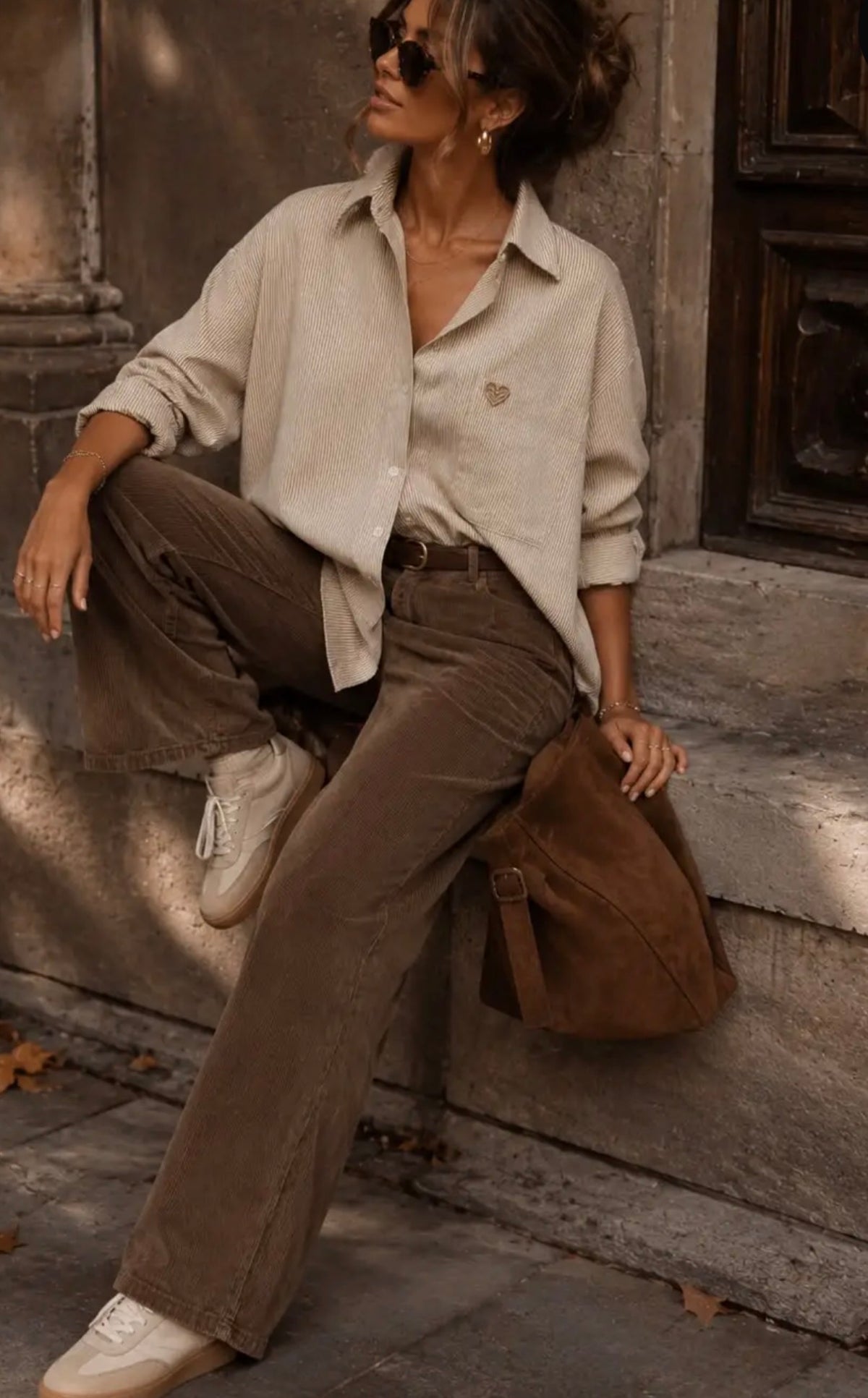 Chemise Annie Taupe coupe ample femme portée avec pantalon chocolat – Gypsy Bohème