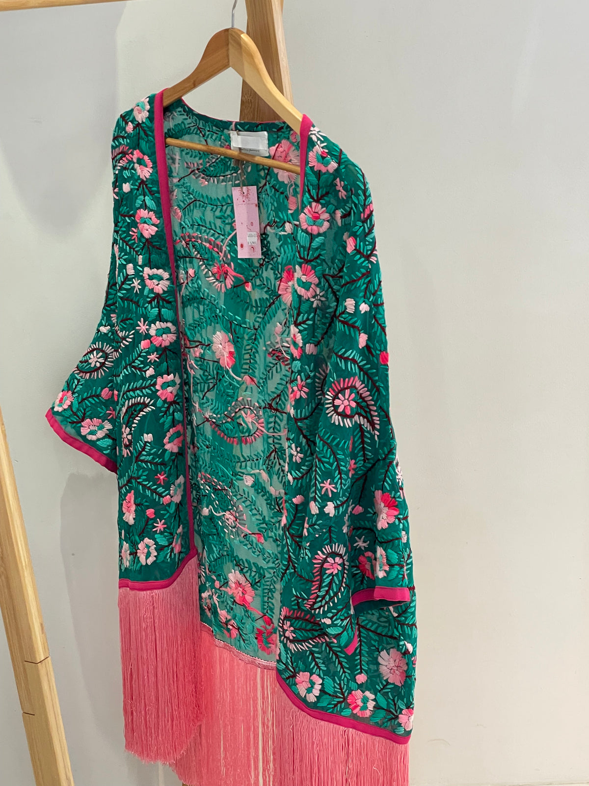 Kimono brodé à frange vert/rose