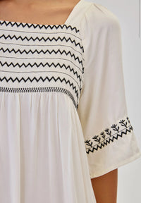 Détail broderie plastron robe blanche