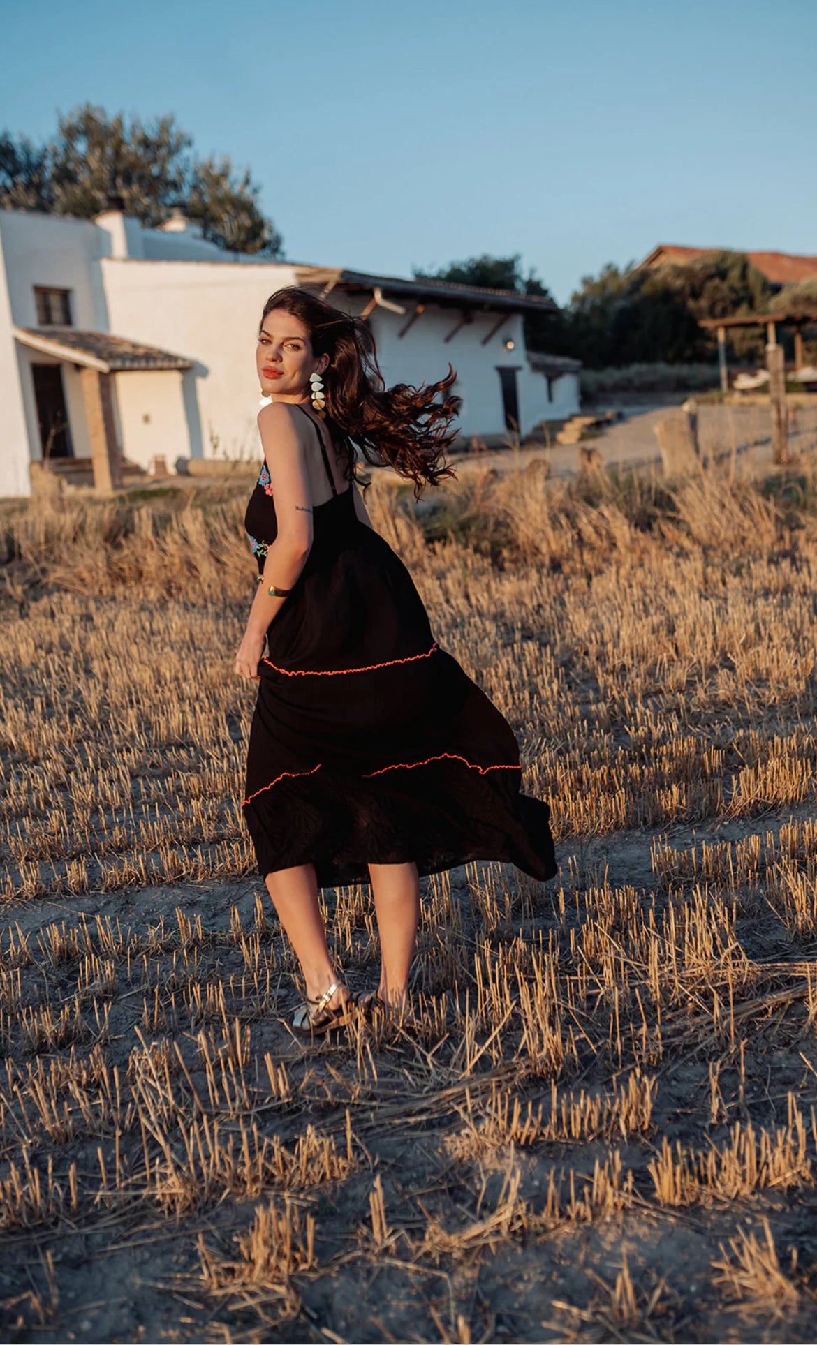 robe fluide noire avec broderies florales