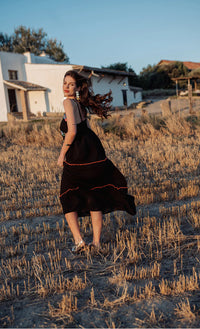 robe fluide noire avec broderies florales