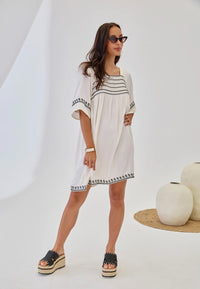 	Robe bohème blanche brodée noir JELANY face