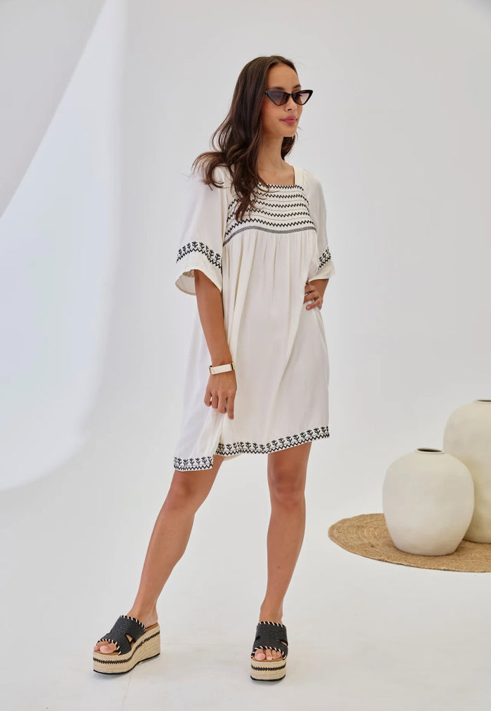 	Robe bohème blanche brodée noir JELANY face