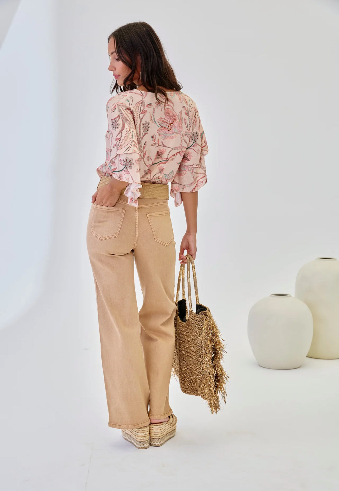 Détail décolleté V boutonné Top Maya