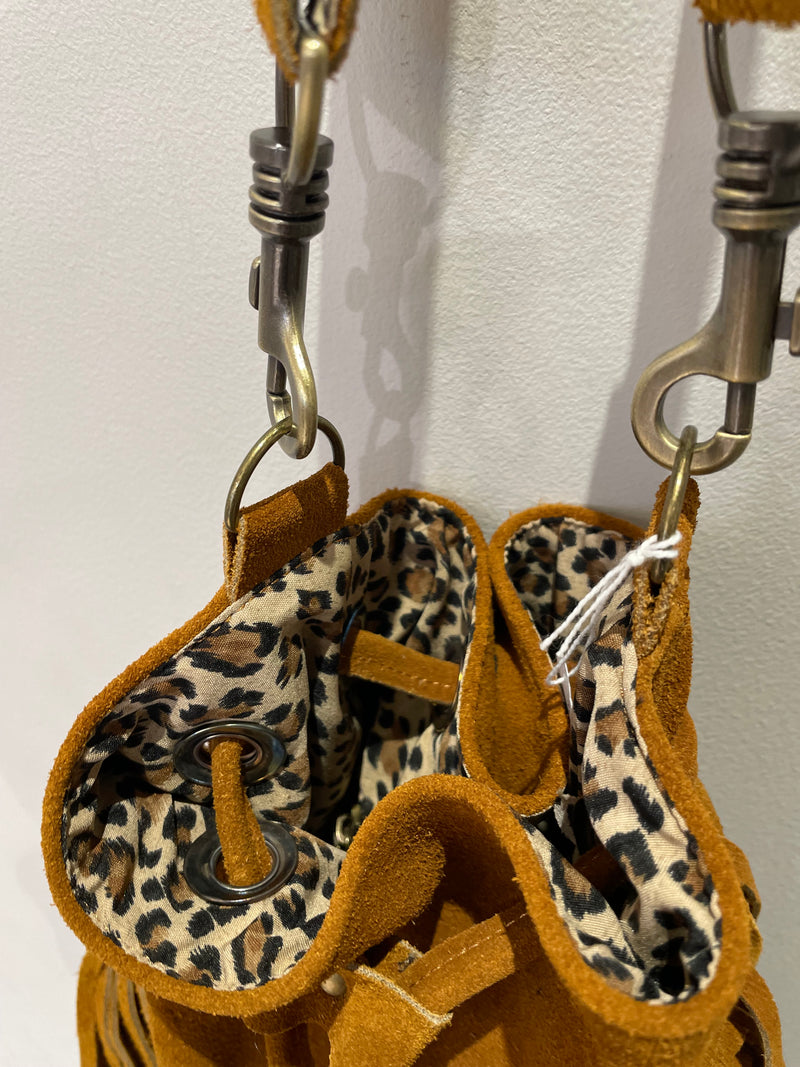 Sac seau bohème à franges Arizona Spirit – Suédine camel avec bandoulière amovible
