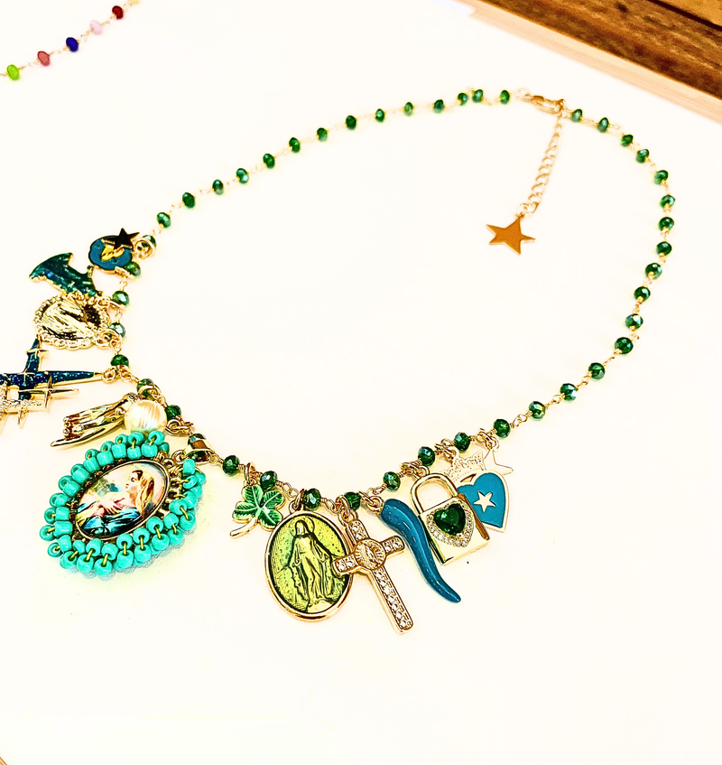 Détails des charms du Collier Principessa Verde doré 18K – croix, trèfle, médaillon 