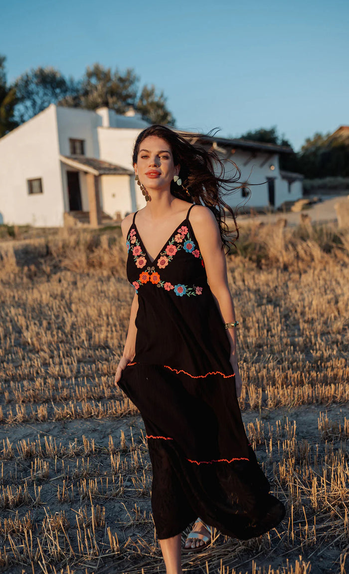 robe noire broderies colorées décolleté v