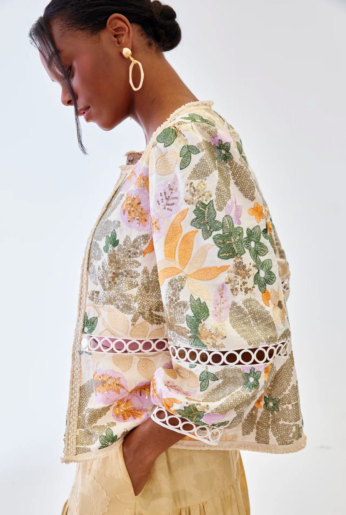 Veste VAREN – Esprit bohème brodé & sequins délicats