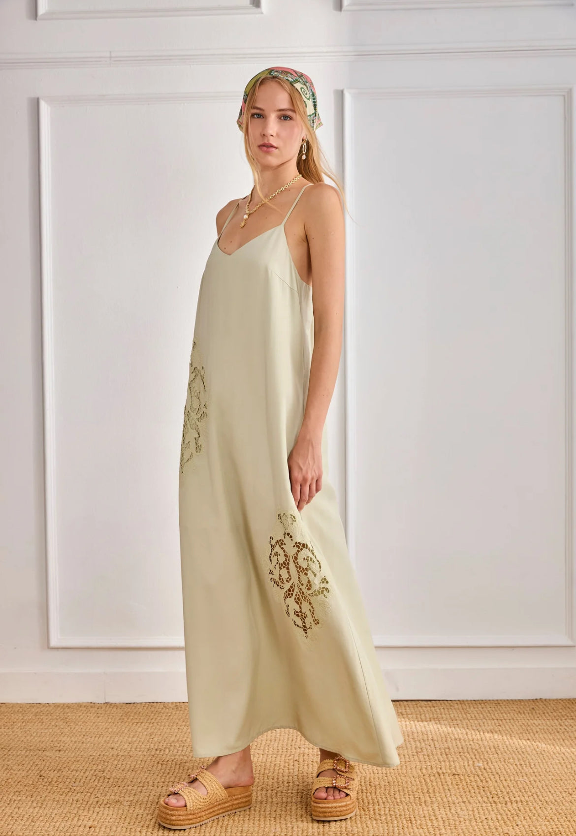 robe bohème fluide vert sauge solen détail dentelle ajourée