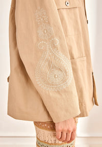 Détail broderie manche veste ZARO