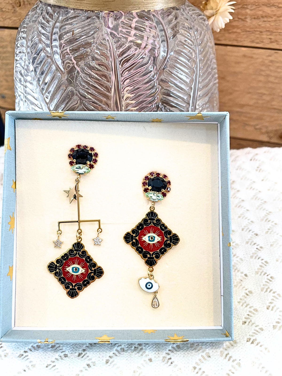  Boucles d’oreilles bohème-chic Amuleto avec cristaux et étoile, marque Principessa Glam – présentation dans leur écrin.