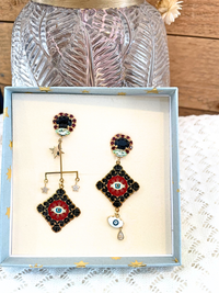  Boucles d’oreilles bohème-chic Amuleto avec cristaux et étoile, marque Principessa Glam – présentation dans leur écrin.