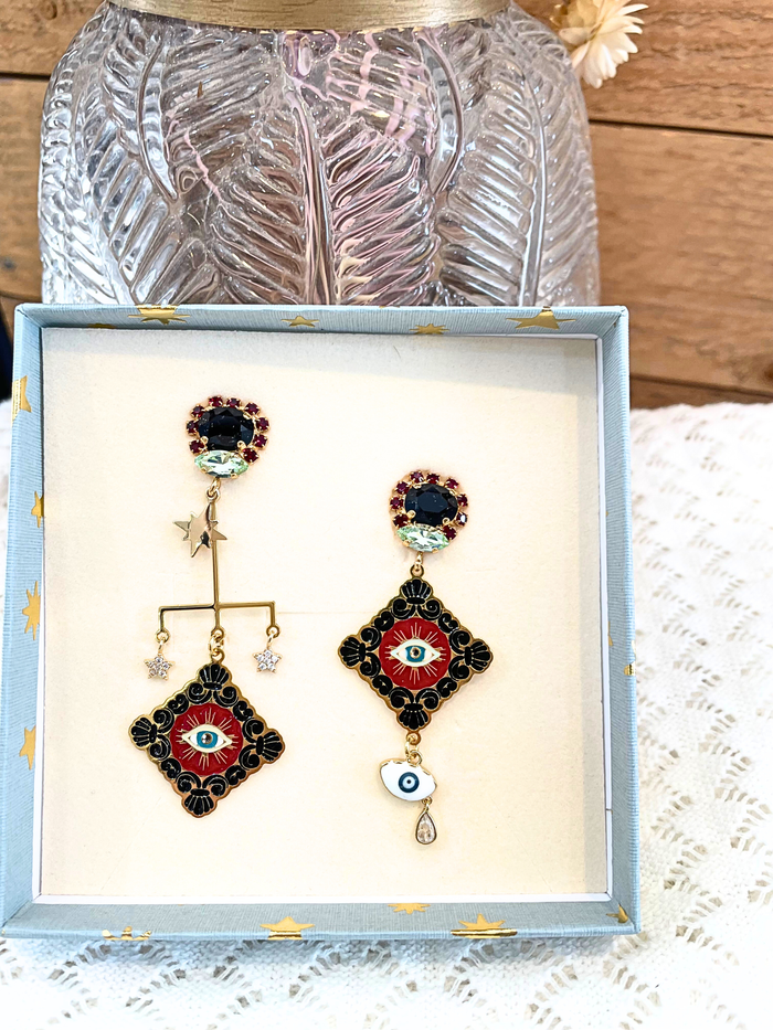  Boucles d’oreilles bohème-chic Amuleto avec cristaux et étoile, marque Principessa Glam – présentation dans leur écrin.