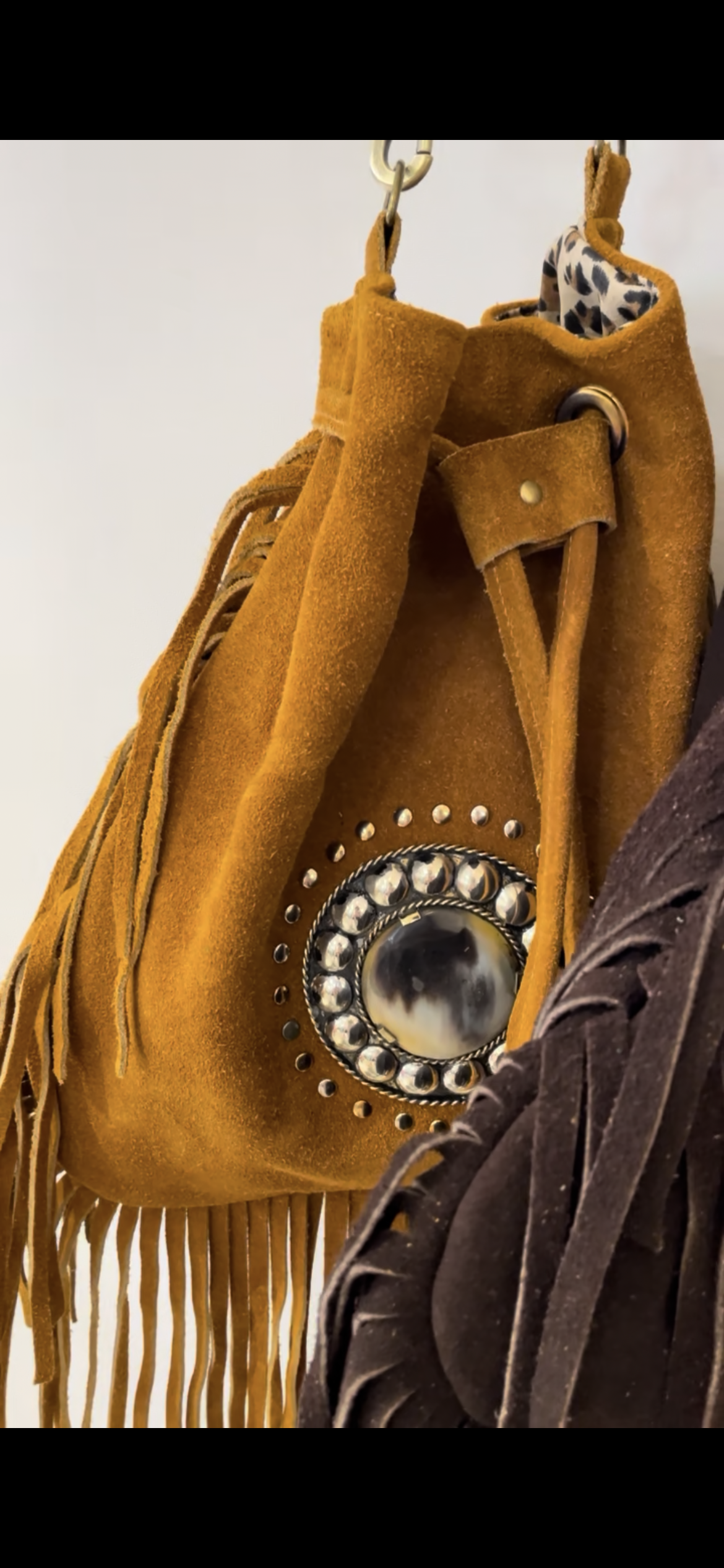 Sac seau bohème à franges Arizona Spirit – Suédine camel avec bandoulière amovible