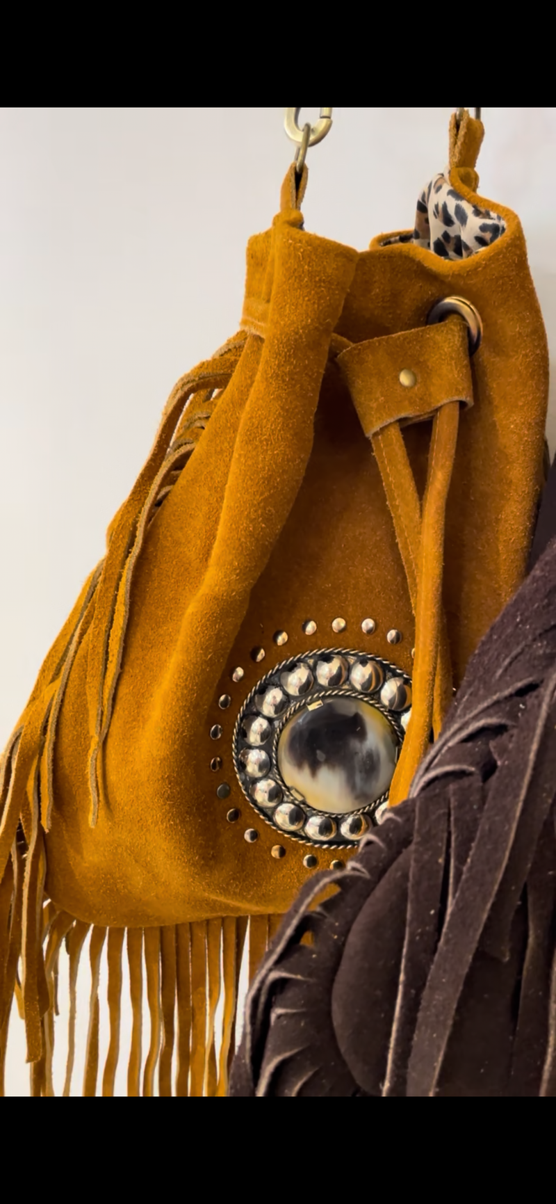Sac seau bohème à franges Arizona Spirit – Suédine camel avec bandoulière amovible
