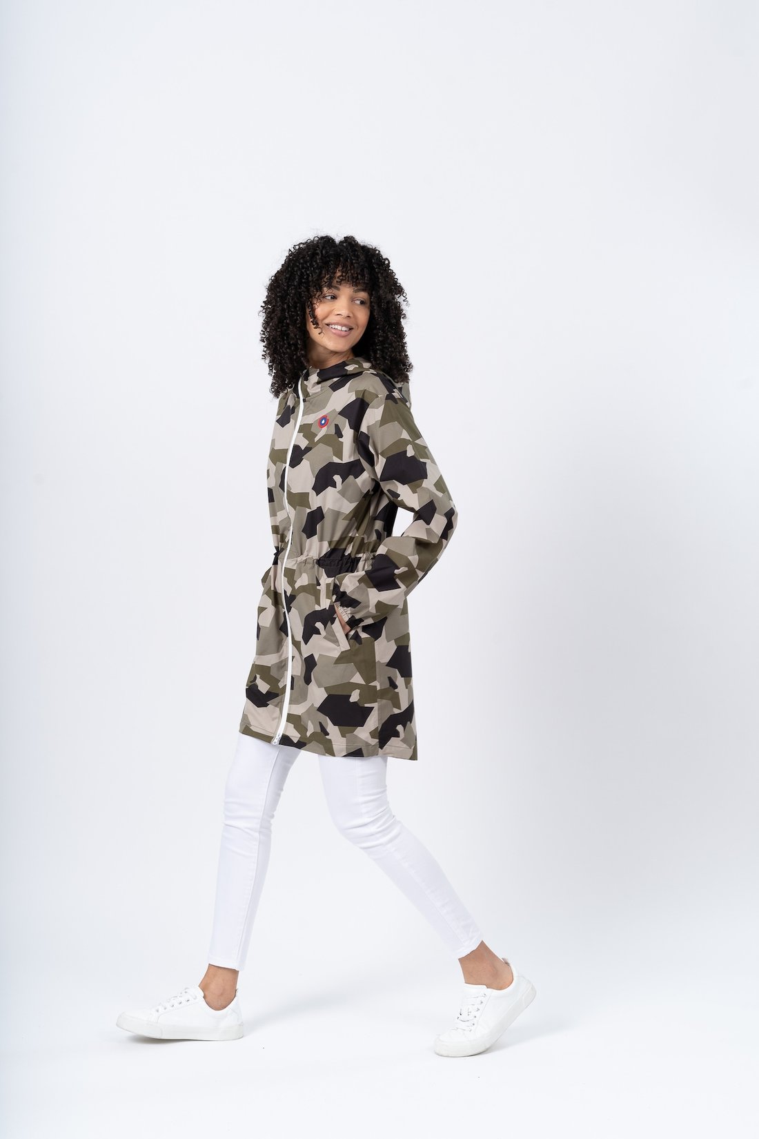 imperméable femme motif camouflage kaki